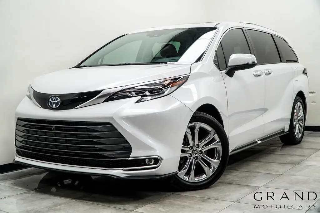 White 2023 Toyota Sienna Platinum for sale in Marietta, GA