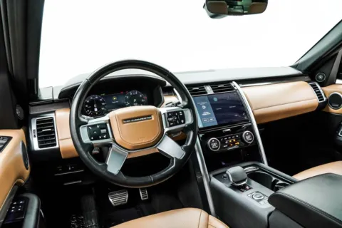 More photos of 2023 Land Rover Discovery Metropolitan Edition at Grand Motorcars Marietta, GA