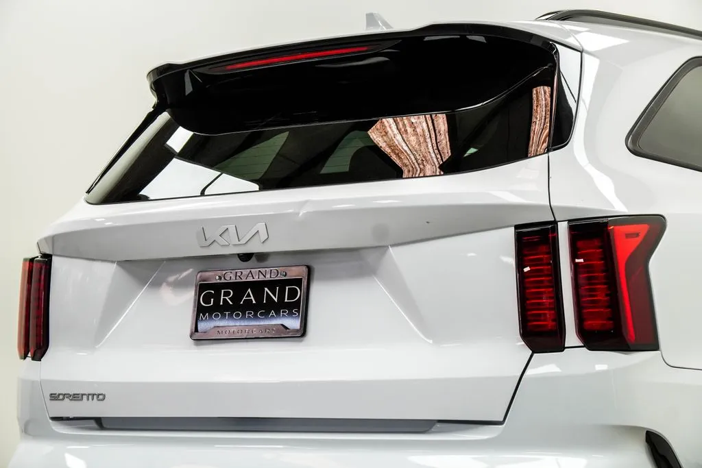 2023 Kia Sorento S - Photo 14