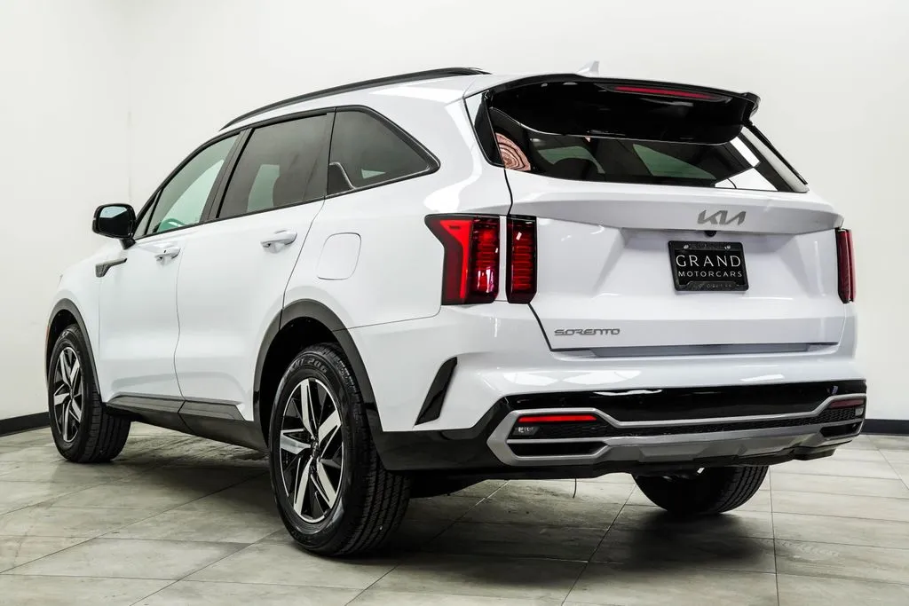 2023 Kia Sorento S - Photo 12