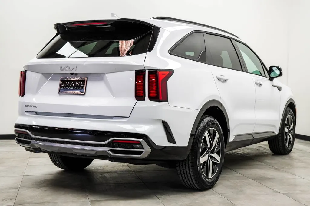 2023 Kia Sorento S - Photo 13