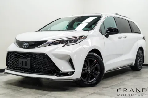 White 2024 Toyota Sienna XSE for sale in Marietta, GA