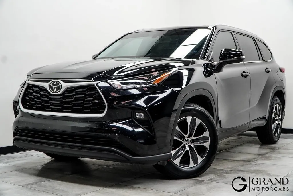 Black 2022 Toyota Highlander XLE for sale in Marietta, GA