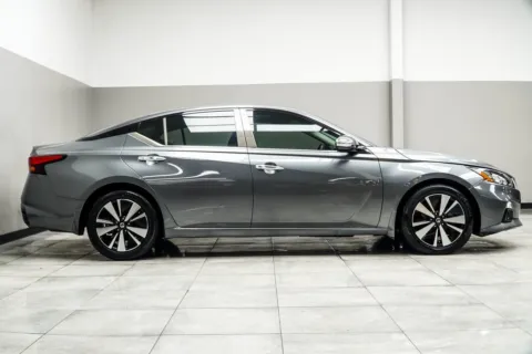 More photos of 2022 Nissan Altima 2.5 SL at Grand Motorcars Kennesaw, GA