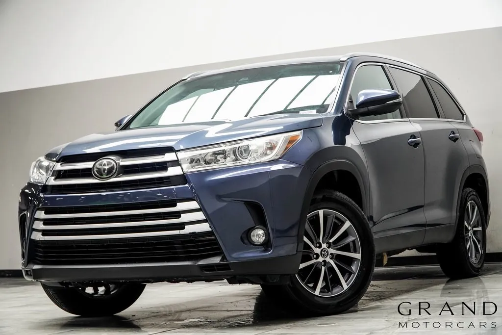 Blue 2019 Toyota Highlander SE for sale in Kennesaw, GA