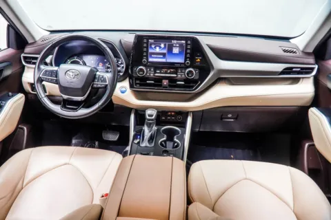 More photos of 2021 Toyota Highlander Hybrid XLE at Carvilla, GA