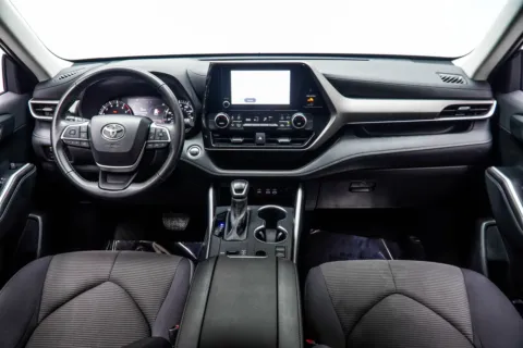 More photos of 2025 Toyota Highlander LE at Carvilla, GA