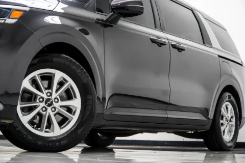 More photos of 2023 Kia Carnival LX at Carvilla, GA