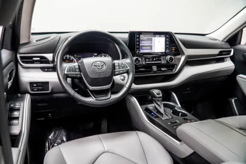 More photos of 2022 Toyota Highlander XLE at Carvilla, GA