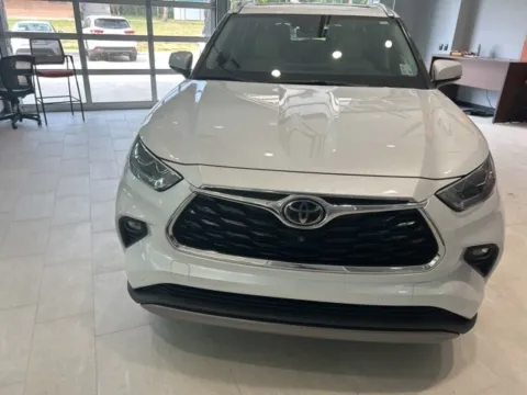 Photos of 2022 Toyota Highlander Platinum for sale in Deridder, LA at Hixson Toyota