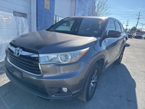 Beige 2016 Toyota Highlander XLE V6 for sale in Frederick, MD