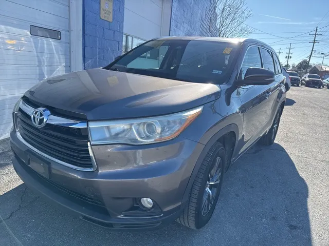 Beige 2016 Toyota Highlander XLE V6 for sale in Frederick, MD