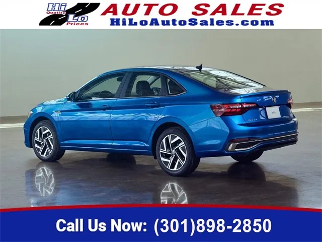 2024 Volkswagen Jetta SE's photo