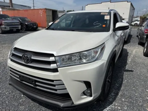 White 2019 Toyota Highlander XLE for sale in Frederick, MD