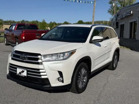 White 2019 Toyota Highlander XLE for sale in Frederick, MD