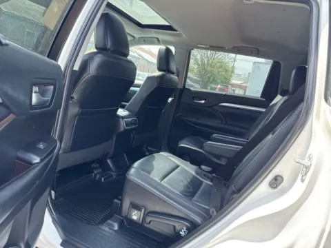 Photos of 2019 Toyota Highlander XLE for sale in Frederick, MD at Hi Lo Auto Sales - Frederick - Route 40