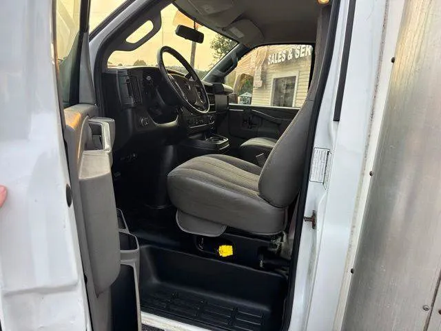 GMC Savana photo 15