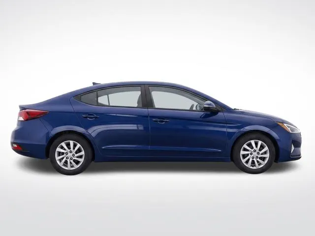 Hyundai Elantra photo 8