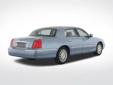 Another view of 2005 Lincoln Town Car Signature for sale in Frederick, MD at Hi Lo Auto Sales