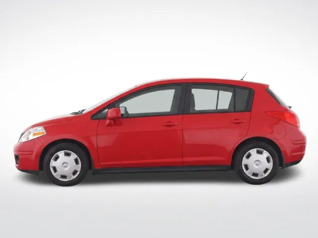 Nissan Versa photo 7