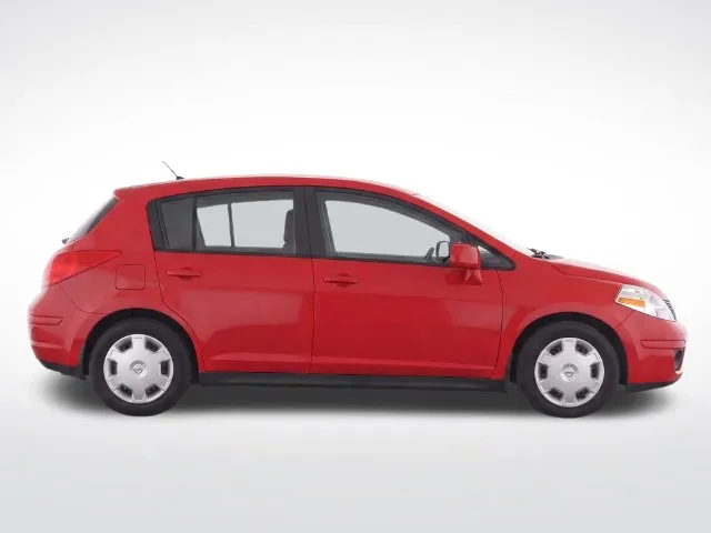 Nissan Versa photo 8