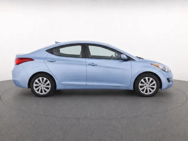 Hyundai Elantra photo 8