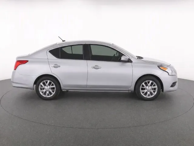 Nissan Versa photo 8