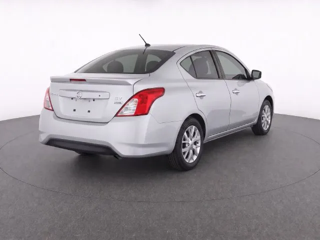 Nissan Versa photo 3