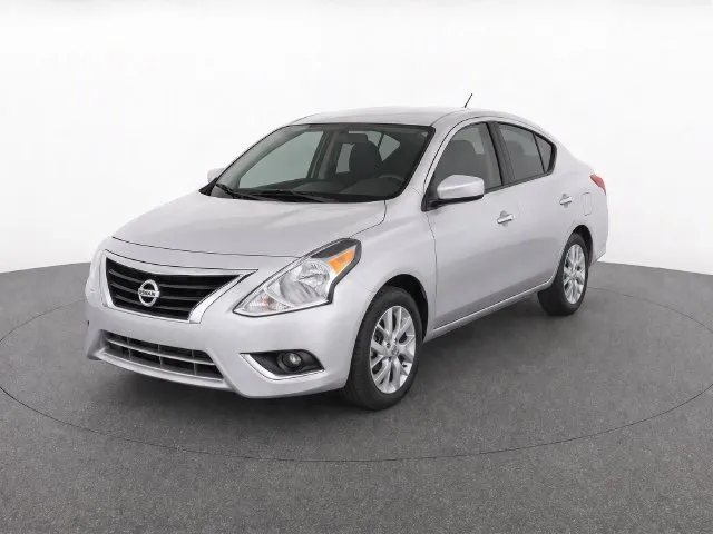 Nissan Versa photo 2