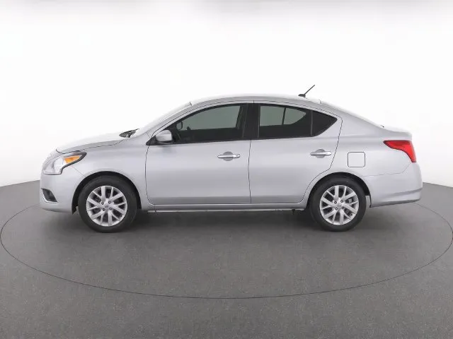 Nissan Versa photo 7