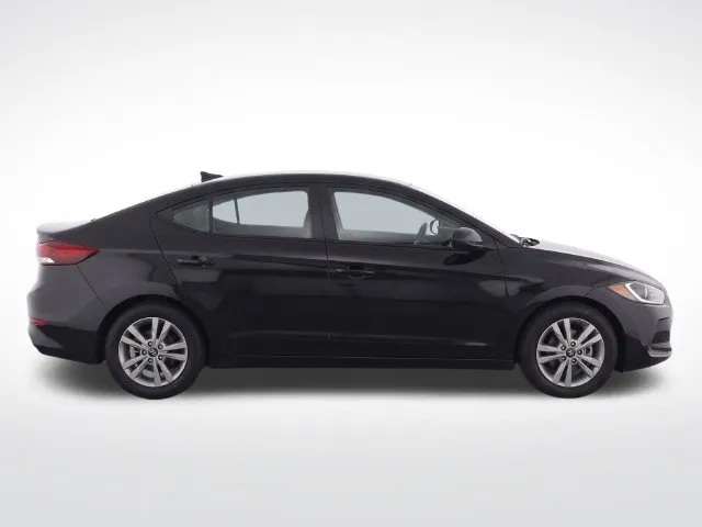 Hyundai Elantra photo 8