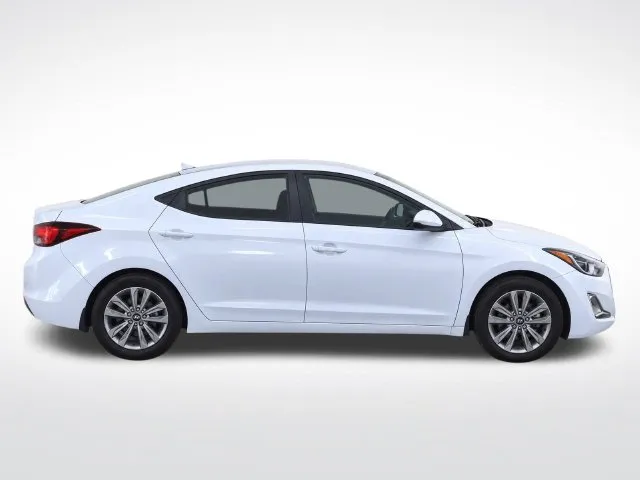 Hyundai Elantra photo 8