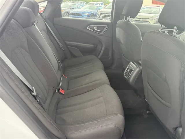 2016 Chrysler 200 Limited photo 4