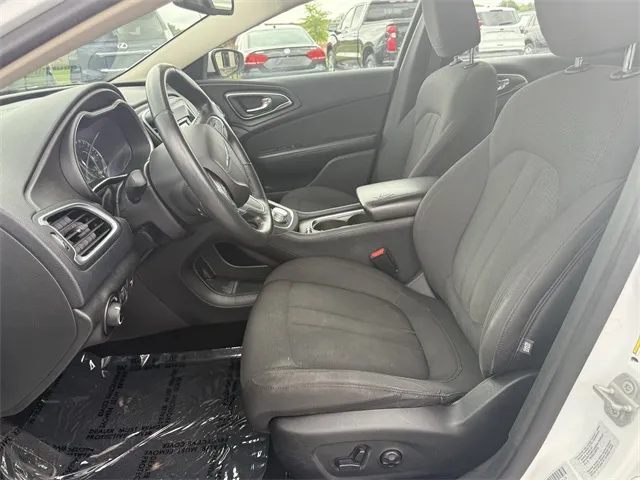 2016 Chrysler 200 Limited photo 5