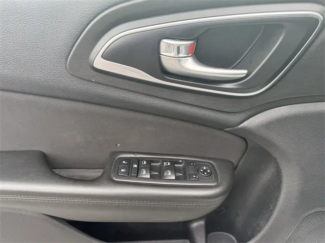 2016 Chrysler 200 Limited photo 6