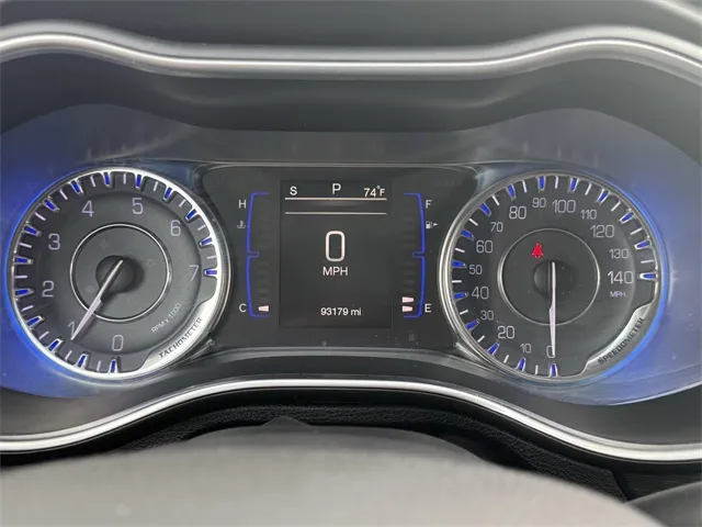 2016 Chrysler 200 Limited photo 9