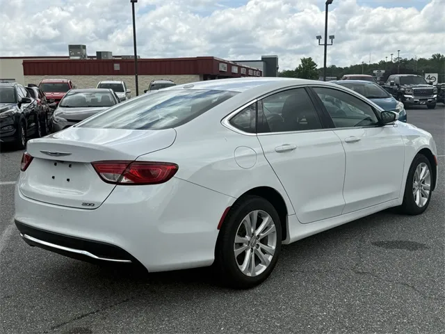 2016 Chrysler 200 Limited photo 11