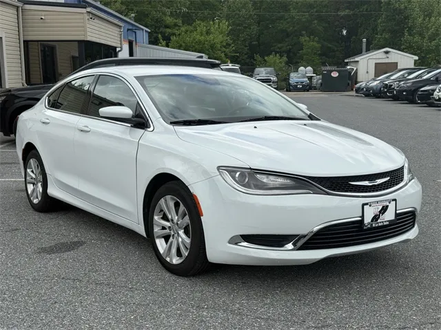 2016 Chrysler 200 Limited photo 3