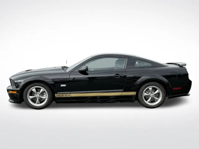 Ford Mustang photo 2