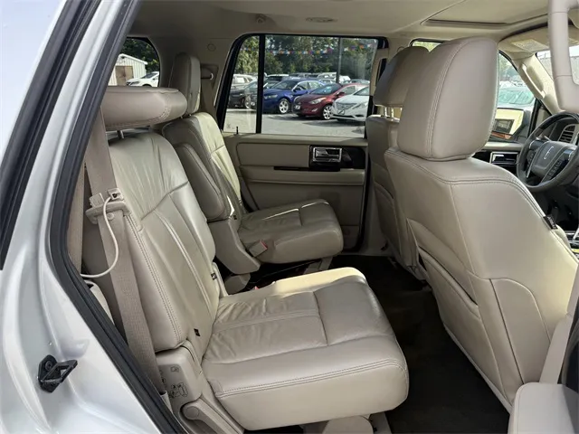 2017 Lincoln Navigator Select photo 4