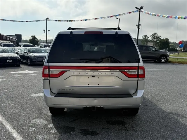 2017 Lincoln Navigator Select photo 2