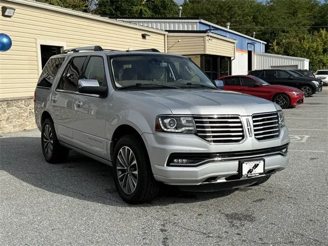 2017 Lincoln Navigator Select photo 3