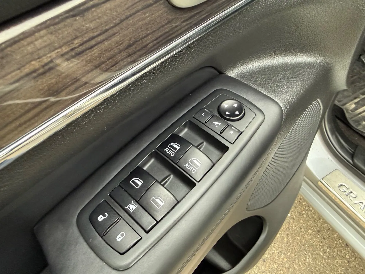 2018 Jeep Grand Cherokee Overland - Photo 12