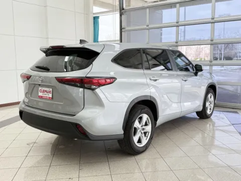 More photos of 2023 Toyota Highlander LE at Clemons Mitsubishi, NE