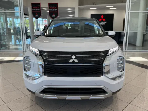 More photos of 2023 Mitsubishi Outlander PHEV SE at Clemons Mitsubishi, NE