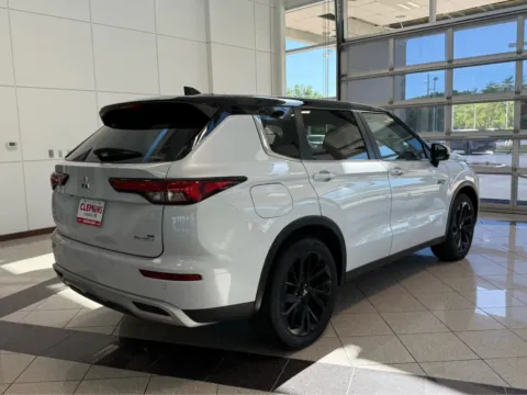 More photos of 2023 Mitsubishi Outlander PHEV SE at Clemons Mitsubishi, NE