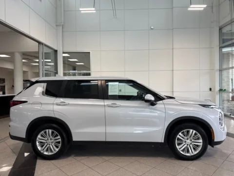 Photos of 2022 Mitsubishi Outlander ES for sale in Lincoln, NE at Clemons Mitsubishi