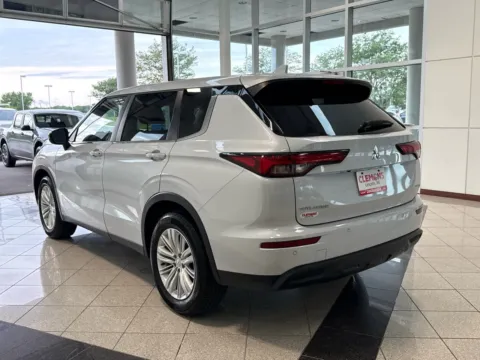 More photos of 2022 Mitsubishi Outlander ES at Clemons Mitsubishi, NE