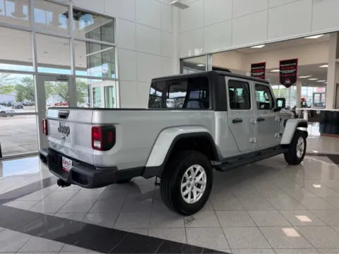 More photos of 2023 Jeep Gladiator Sport S at Clemons Mitsubishi, NE