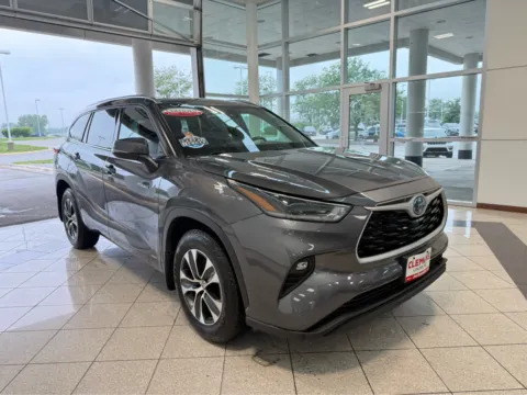 Photos of 2021 Toyota Highlander Hybrid XLE for sale in Lincoln, NE at Clemons Mitsubishi